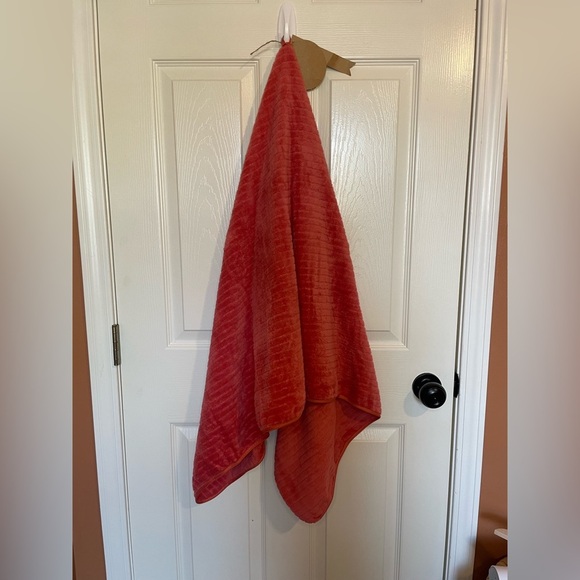 NWT Webby Luxury Bath Towel - Picture 4 of 5